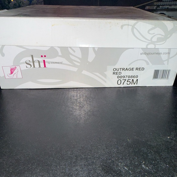 Elegant Red Stiletto Heels with Black Accents - Picture 4 of 4